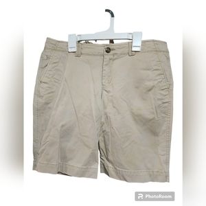 Old Navy Khaki 6 low-rise shorts